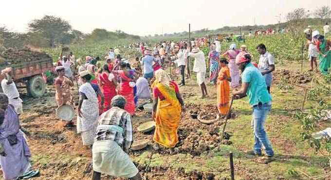 ఏడాదికి వంద రోజులు పని కల్పించాలని చట్టం చెబుతుండగా.. తెలంగాణలో సగటున 50 రోజులు మాత్రమే పని దొరుకుతోంది. తిరిగి నియమితువుతున్న క్షేత్ర సహాయకులు .. కూలీల పనిదినాల పెంపునకు నడుంకట్టాలి